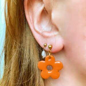 Poly Bloem Oorbellen Okergeel